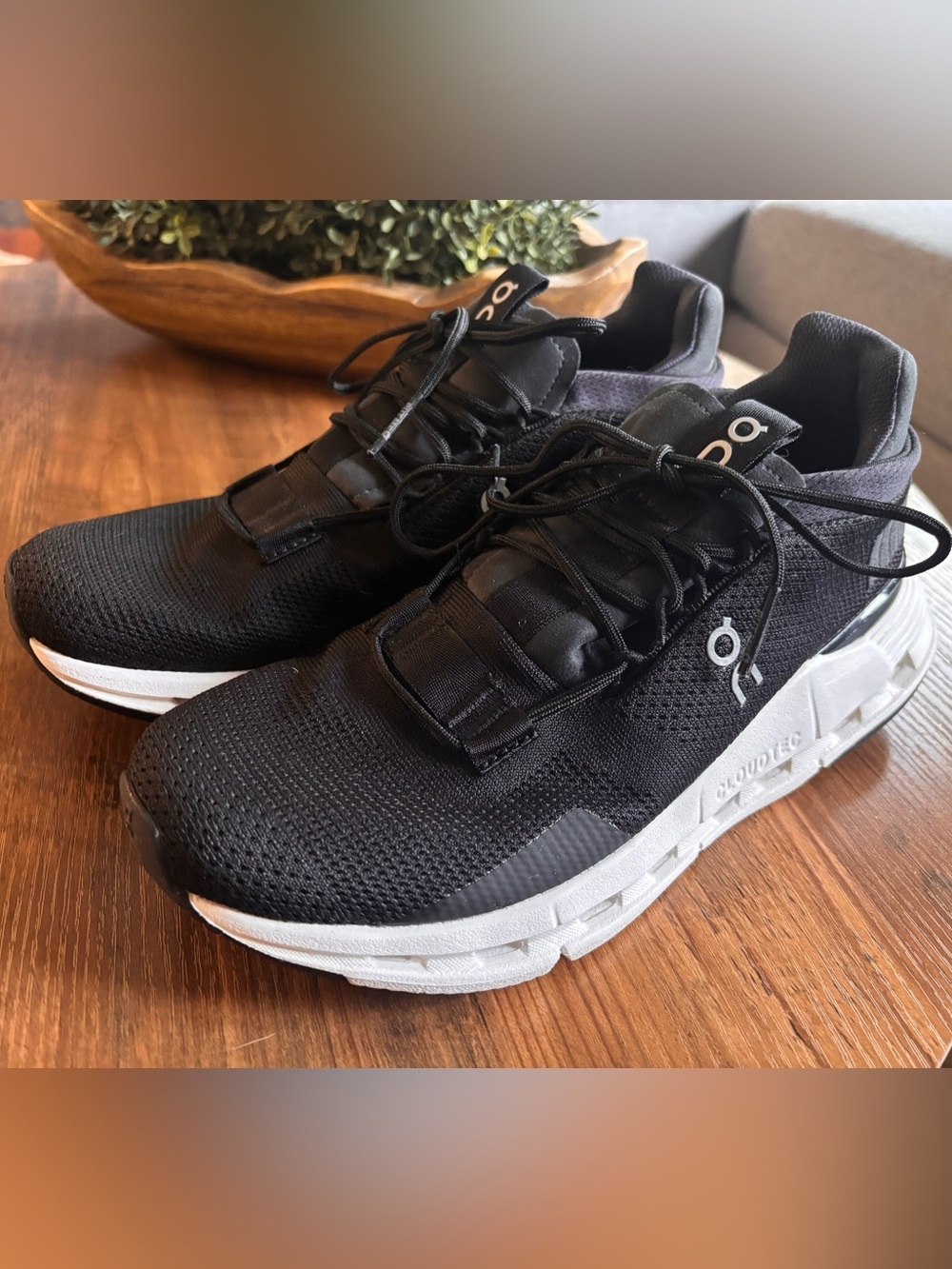 On Cloud Woman’s Black Running Shoes